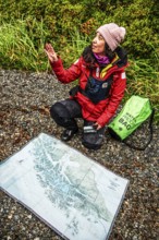 Expedition guide explains the beach zone of the Aquilar glacier, Cordillera Darwin, north-east