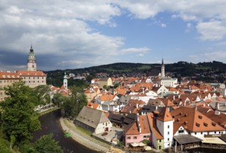 View from the north-west over the Old Town. St. Vitus on the right, the castle tower on the left,