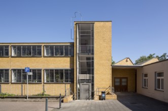 Dessau, former labour office by Walter Gropius, south view with stair tower