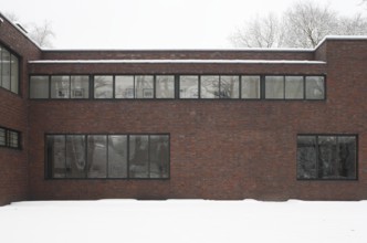 Built between 1928 and 1930 by Ludwig Mies van der Rohe as a residential building, street side