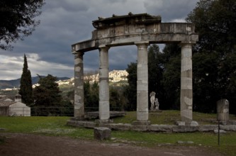 Small round temple, with the town of Tivoli at the back