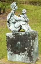 Mother and Child sculpture artwork by Glynn Williams 1994, Temple Gardens, Lincoln, Lincolnshire,