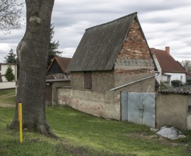 Klein Rosenburg Salzlandkreis Bildnr 1721 medieval-looking shed made partly of modern building