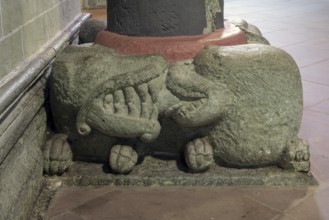 Soest, St Patrokli Cathedral, column base under the gallery, pair of lions