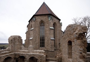 Mansfeld Castle 59225 Choir of the castle chapel from the south-east in front of the ruins of the