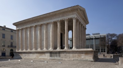 Frankr Nîmes Maison Carrée 59967 Roman podium stamp from north-east right Museum Carré d'Art 1993