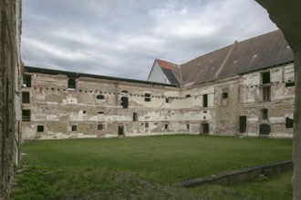 Nienburg Saale Bildnr 1648 Former Benedictine monastery cloister courtyard in today's gutted state