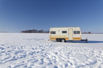 Winter, caravan trailer on the Saint Lawrence River, Province of Quebec, Canada, North America