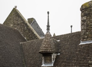 Mont-Saint-Michel, Klosterberg, Grande Rue, wooden shingle roof with bay window, dormer window