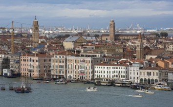 Venice, Canal Grande - southern end of the northern house front, above the horizon left Campanile