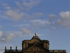 Centre wing, roof detail