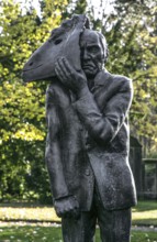 Leipzig, Südfriedhof, Tomb with bronze sculpture GESICHTZEIGEN, created by the artist himself in