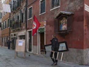 Italy Venice Side alley off the Fondamenta de la Tana -337 Corner house with Communist Party office