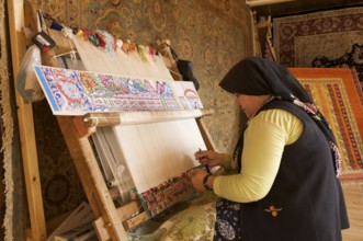 Carpet weaver, carpet weaver in Side, Turkish Riviera, Turkey, Asia