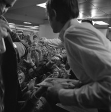 The visit of the hit star Udo Juergens to Dortmund in 1966 showed a fan community almost out of