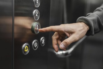 Delivery man with package at elevator close up Picture on pik. Resolution and high quality