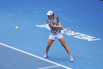 MELBOURNE, AUSTRALIA, JANUARY 15: Iga Swiatek practices ahead of the 2022 Australian Open at