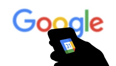 Google Calendar logo is displayed on smartphone.