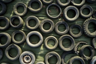 Tons of old used tyres in a mix
