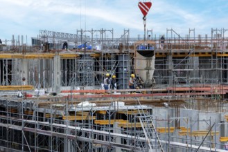 Construction worker on a large building site, Eschborn, Hesse, Germany, Europe