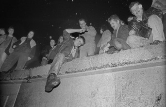 GDR, Berlin, 22. 12. 1989, opening of the Brandenburg Gate (the Wall is opened at the Brandenburg