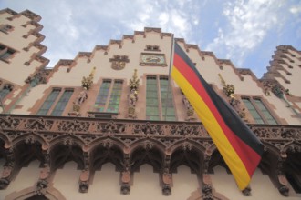 House to the Römer with parapet and German national flag, German, Römerberg, Old Town, Main,