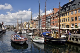 Excursion boats on canal in front of colorful facades, Nyhavn, Copenhagen, Denmark, Europe