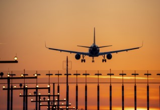 Aircraft approaching the main runway south, 05R/23L, runway lighting, approach aids, at Düsseldorf