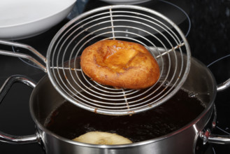 Swabian cuisine, preparation of harvest cakes, dessert, dessert, fat baked goods, doughnuts, fried