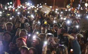Tens of thousands of people demonstrated against right-wing populism and in favour of democracy at