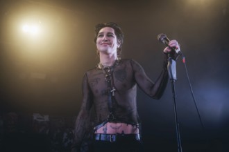 Remington Leith, singer of Palaye Royale live on Death Or Glory EU/UK Tour 2024 at Astra Kulturhaus