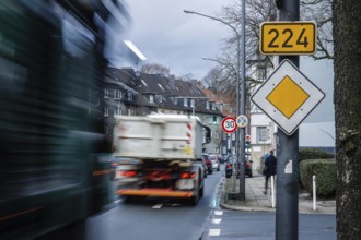 After-work traffic in the low emission zone on the B 224 Alfredstraße in Essen Rüttenscheid, 30