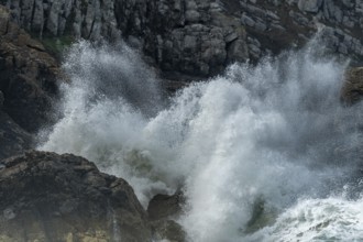 Large waves of the Atlantic Ocean crash against the rocks of a cliff. Camaret sur mer, Crozon,