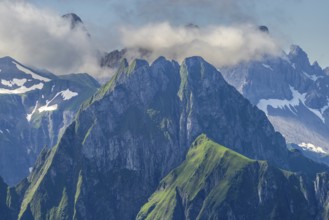 Mountain panorama from the Nebelhorn, 2224m, to the Höfats 2259m, behind it the Großer Krottenkopf,