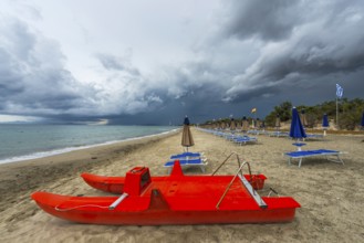 Empty beach, dramatic, gloomy sky, weather, clouds, thunderstorm, stormy, stormy weather, coast,