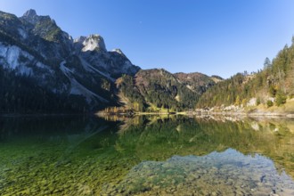 The Vordere Gosausee in autumn with a view of the Gasthof Gosausee. The Gosaukamm on the left, good