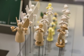 Exhibition of various steps in the painting of flower children and angel figurines, in the Wendt &
