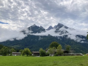 Farm in the Ramsau with the Hochkalter in summer, Berchtesgaden Alps, Bavaria, Germany, Europe