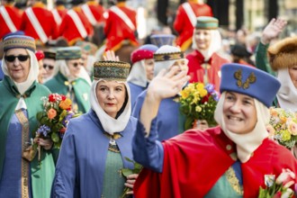 Parade of historically costumed guildsmen, Sechseläuten or Sächsilüüte, Zurich Spring Festival,