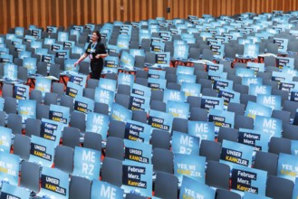 Assembly hall, deserted with many empty chairs and posters with the inscription UNSER KANNZLER.