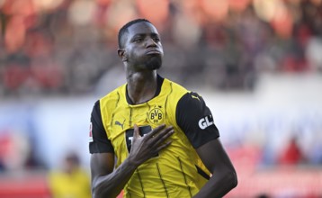 Goal celebration Serhou Guirassy Borussia Dortmund BVB (09) gesture hand on chest, coat of arms,