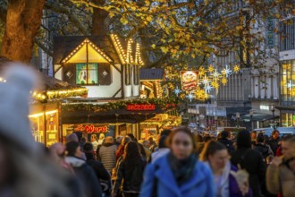 Pre-Christmas season, people, shoppers, visitors to the Christmas market in Essen city centre,
