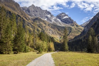 Oytal, behind mountains Schneck and Großer Wilder, autumn atmosphere, Allgäu Alps, Oberstdorf,