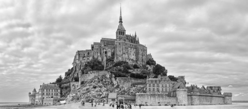 Black and white images of the island of Mont Saint-Michel with its imposing monastery and walls, Le