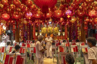 In the Chinese Buddhist temple Wat Mangkon Kamalawat in Chinatown, Bangkok, Thailand, Asia