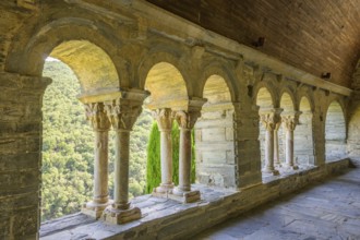 Cloister, Prieuré de Serrabone, Boule-d'Amont, Département Pyrénées-Oriental, France, Europe