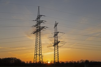Sunset behind high-voltage pylons, Häcklingen, Lüneburg, Lower Saxony, Germany, Europe