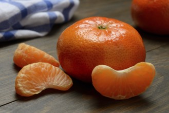Clementine and clementine pieces, clementine