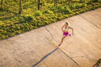 Young woman in Fitness training, vineyard at Grossheppach, Remstal valley, Baden Württemberg,