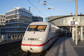 21.10.2023, Berlin, Germany, Europe, An Intercity Express (ICE) train stops at a platform at Berlin